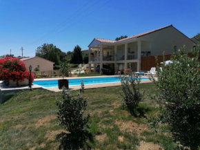 Villa Lembarrat vue sur côteaux jardin et piscine couverte, accès PMR facilité